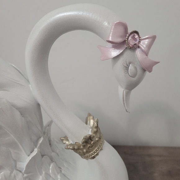 New Cupcakes and Cashmere Pearl Coquette Pink Bow Swan Valentines Decor - Picture 5 of 6